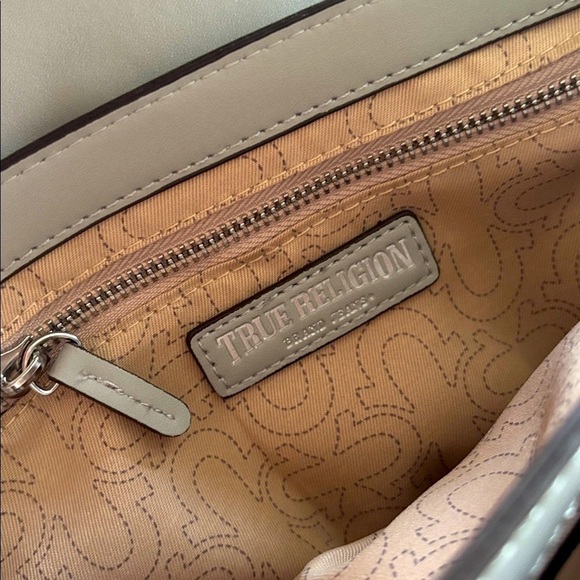 Brand New True Religion Wide Strap Crossbody Bag Metal Logo Accent Light Gray - Picture 15 of 16